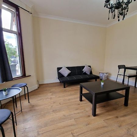 Henley Road Apartment Илфорд Екстериор снимка
