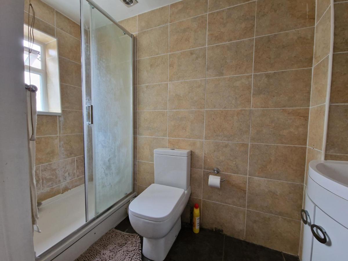 Henley Road Apartment Илфорд Екстериор снимка