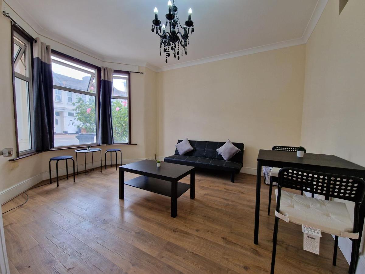Henley Road Apartment Илфорд Екстериор снимка