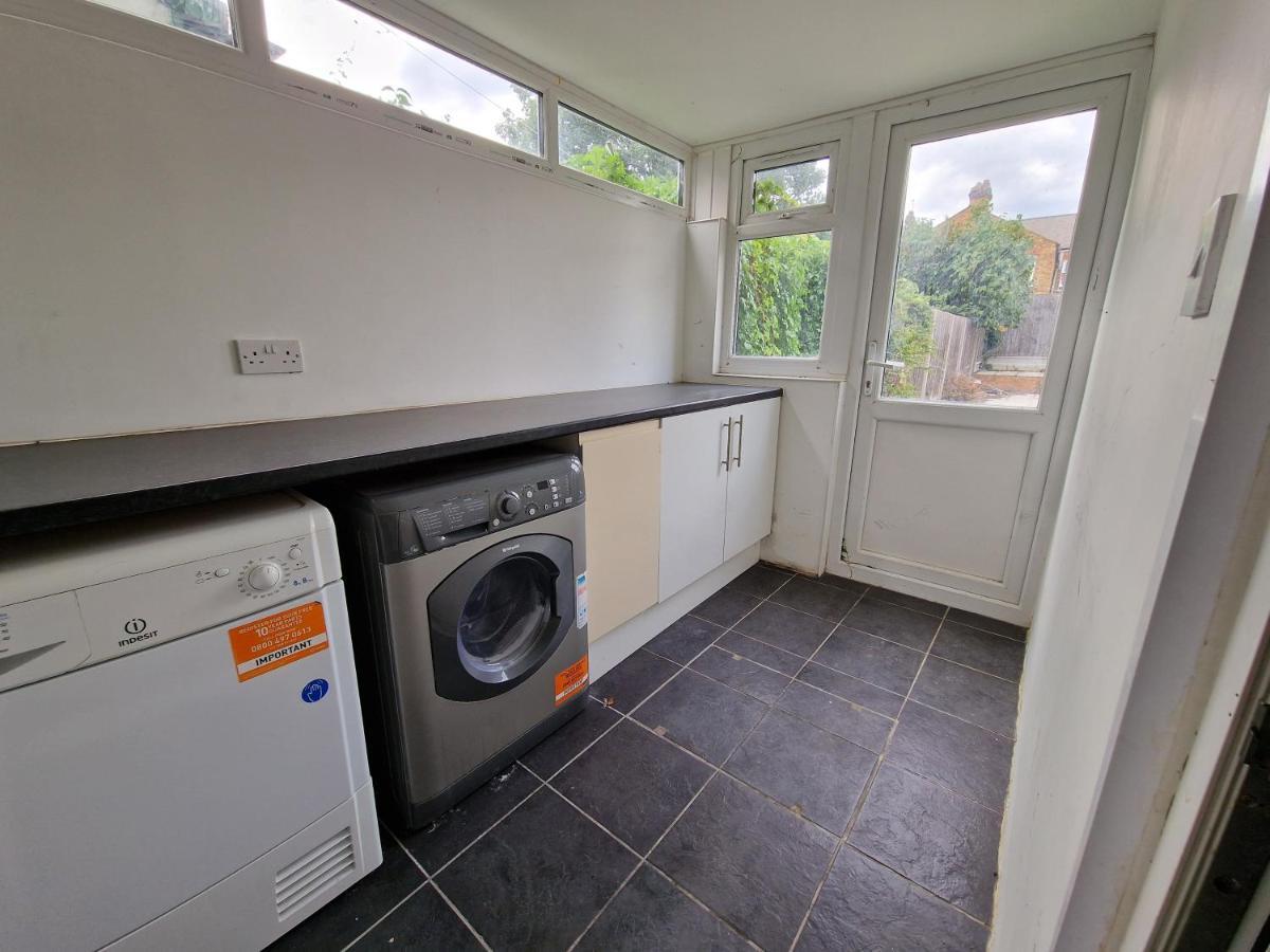 Henley Road Apartment Илфорд Екстериор снимка
