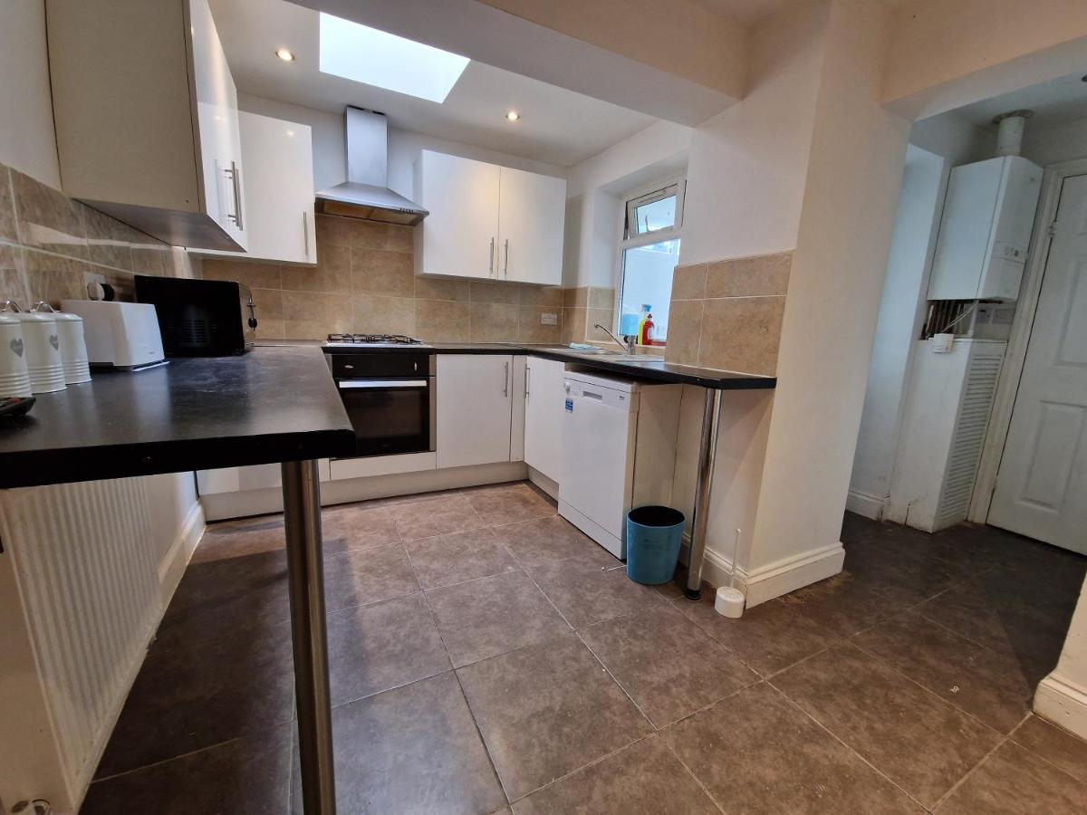 Henley Road Apartment Илфорд Екстериор снимка
