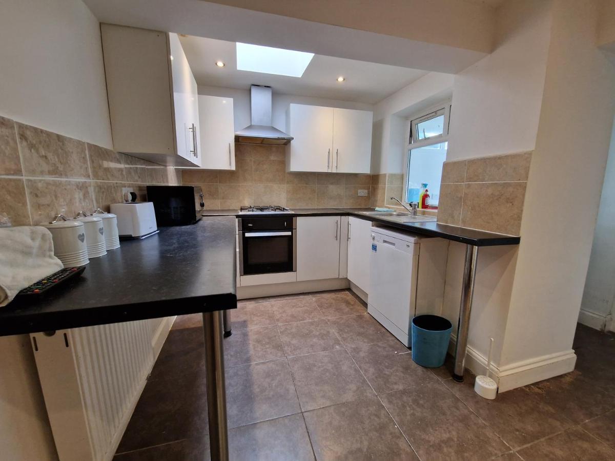 Henley Road Apartment Илфорд Екстериор снимка