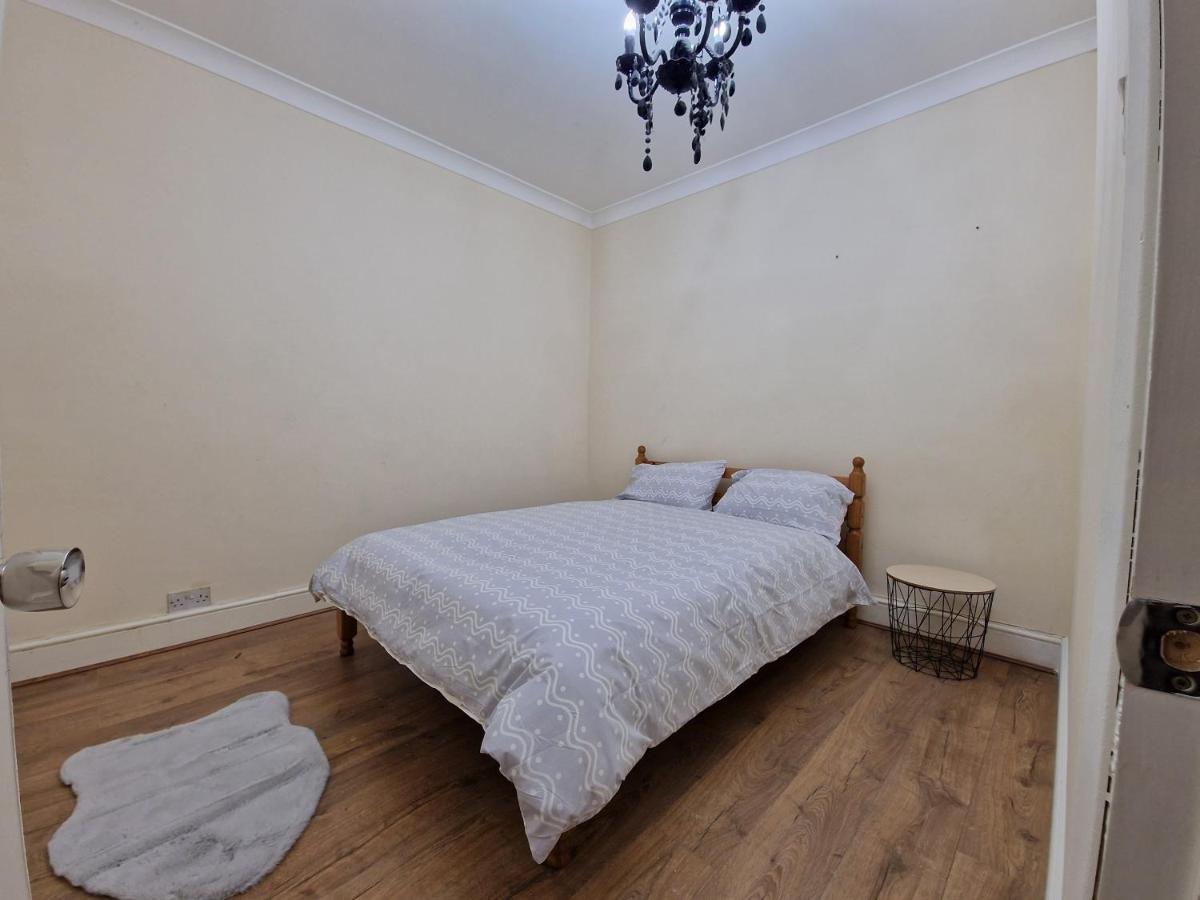 Henley Road Apartment Илфорд Екстериор снимка